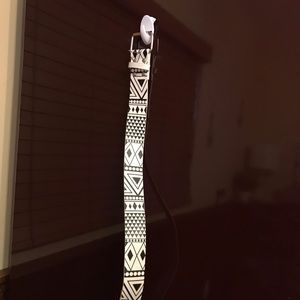 Small chevron black and white belt
